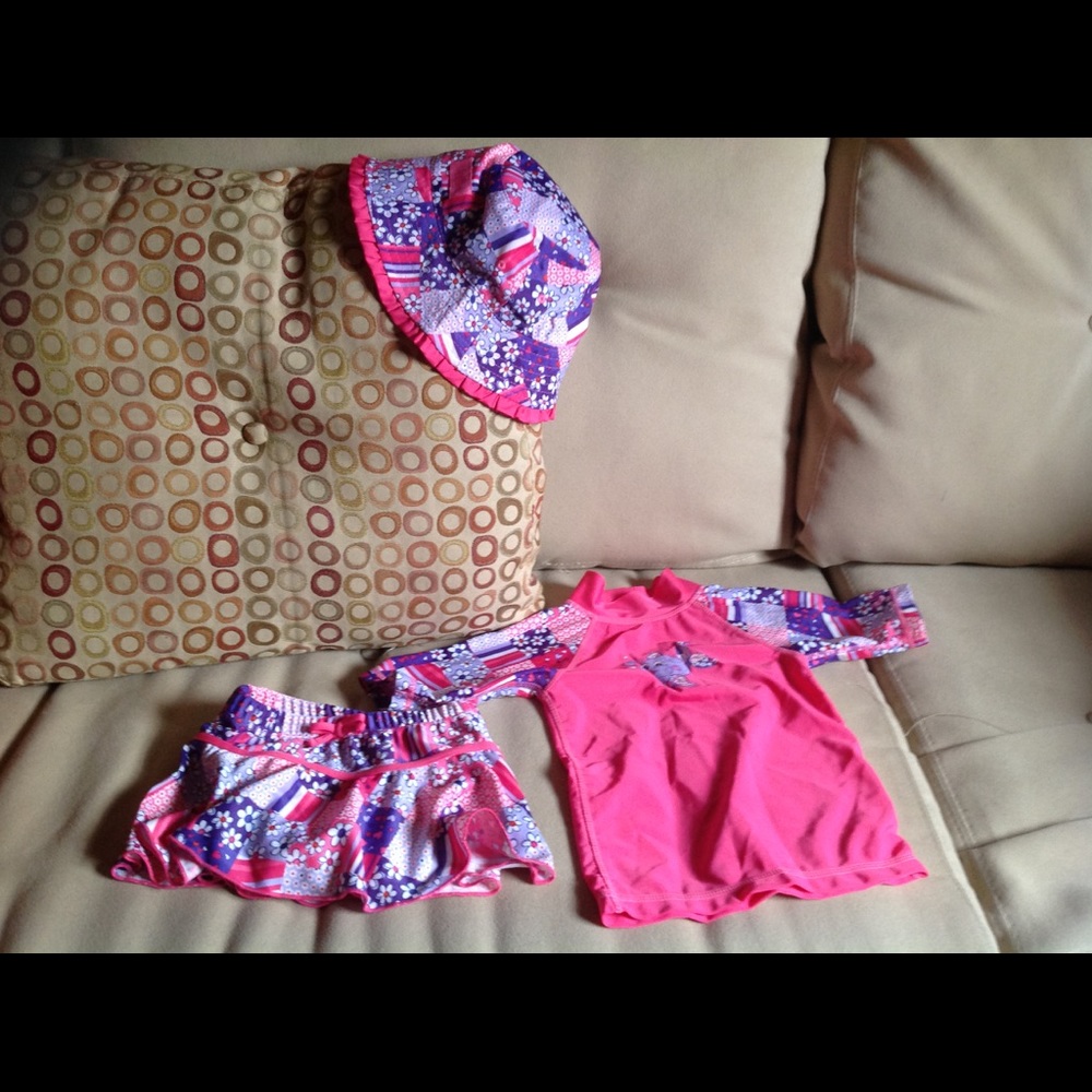 New bathing suit 👙 3T no tag.